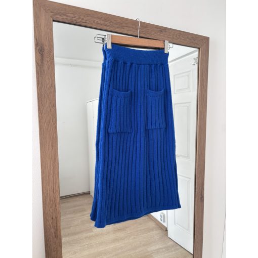 Kék kötött szoknya