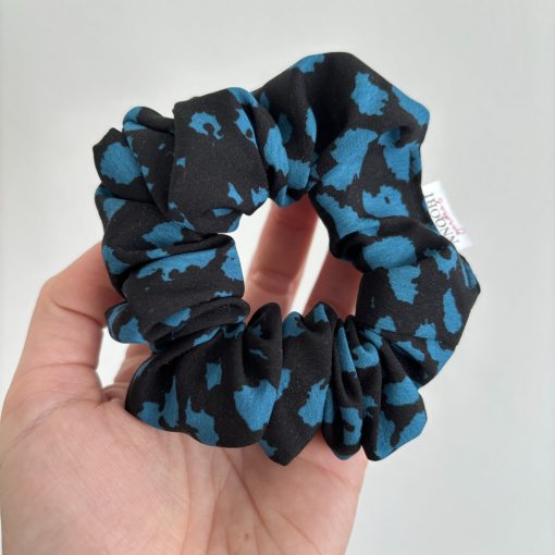 Black-blue patterned scrunchie