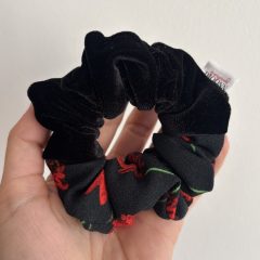 Black velvet - Poppy scrunchie 