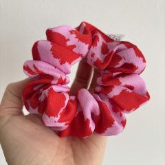 Red-pink patterned scrunchie 