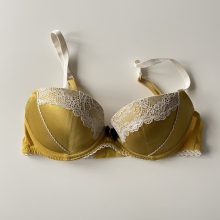 Sárga csipkés melltartó