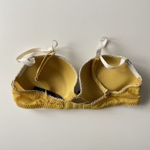 Sárga csipkés melltartó