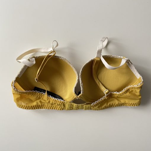 Sárga csipkés melltartó