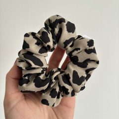 Black - Beige patterned scrunchie