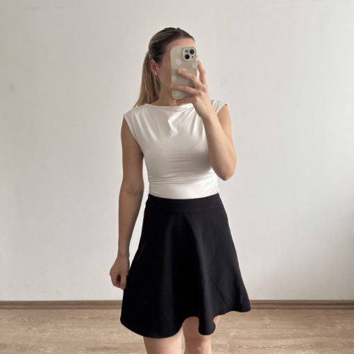 Only fekete szoknya