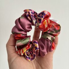 Rouge floral scrunchie